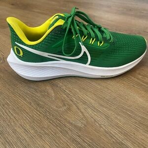 University of Oregon Women’s Nike Pegasus Running shoe size 7.5 never worn